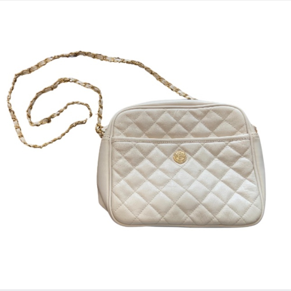 CREAM CROSSBODY PURSE W/ GOLD STRAP!